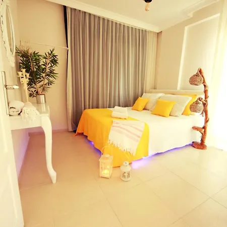 Family Friend Pool 3b 1 Alacati Cesme Vila *