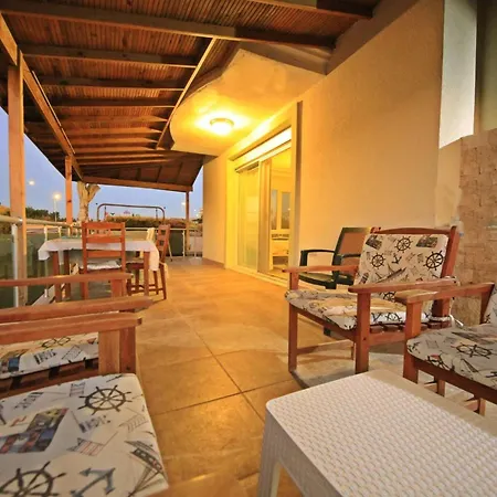 Family Friend Pool 3b 1 Alacati Cesme Vila *