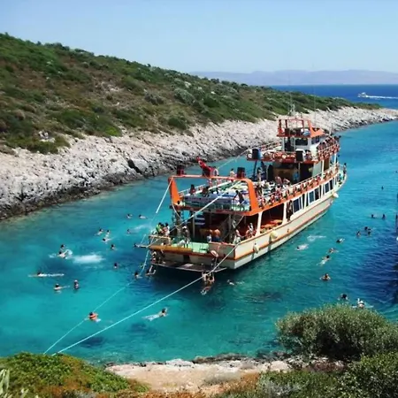 Family Friend Pool 3b 1 Alacati Cesme Vila *