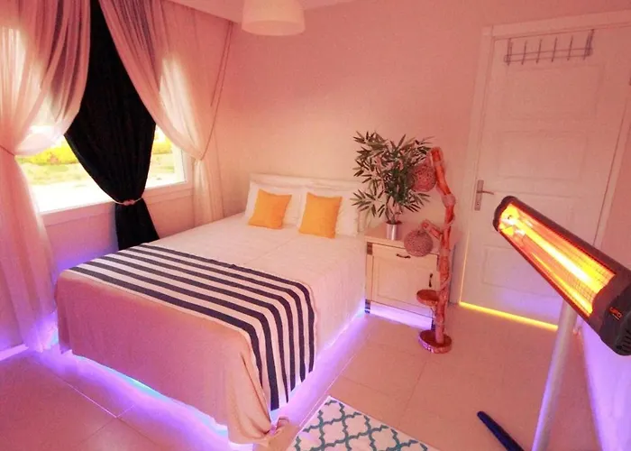 Family Friend Pool 3b 1 Alacati Cesme *