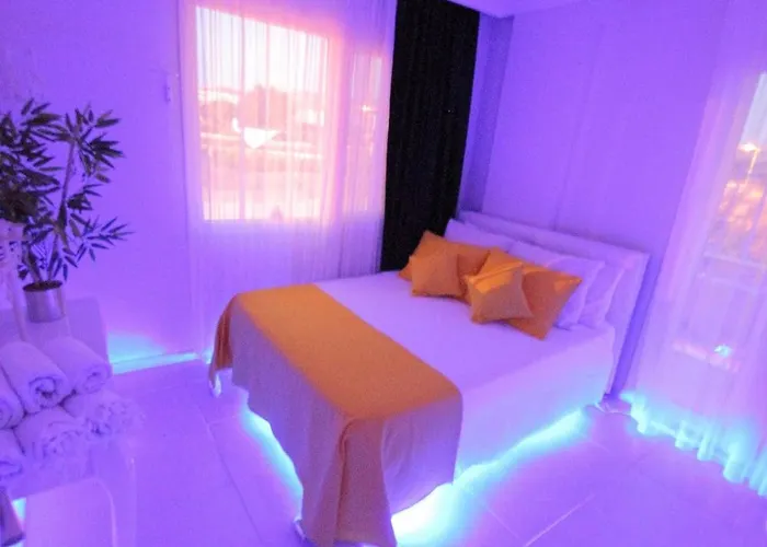 Family Friend Pool 3b 1 Alacati Cesme Ildiri