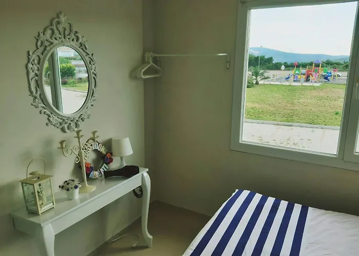 Family Friend Pool 3b 1 Alacati Cesme Vila